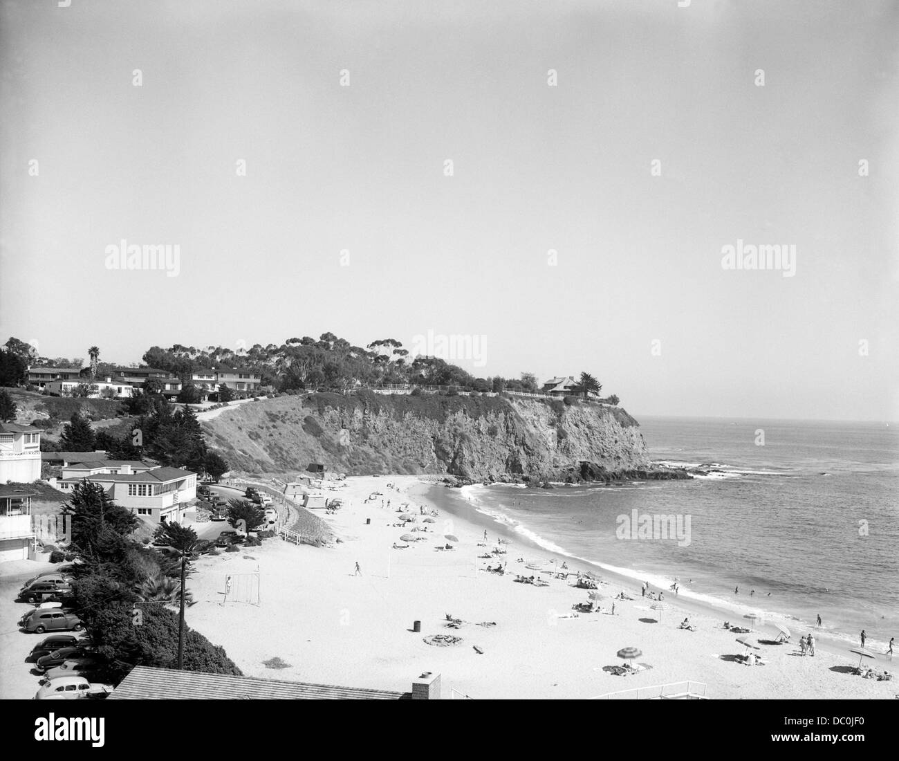 Negli anni quaranta persone sulla spiaggia Laguna Beach California USA Foto Stock