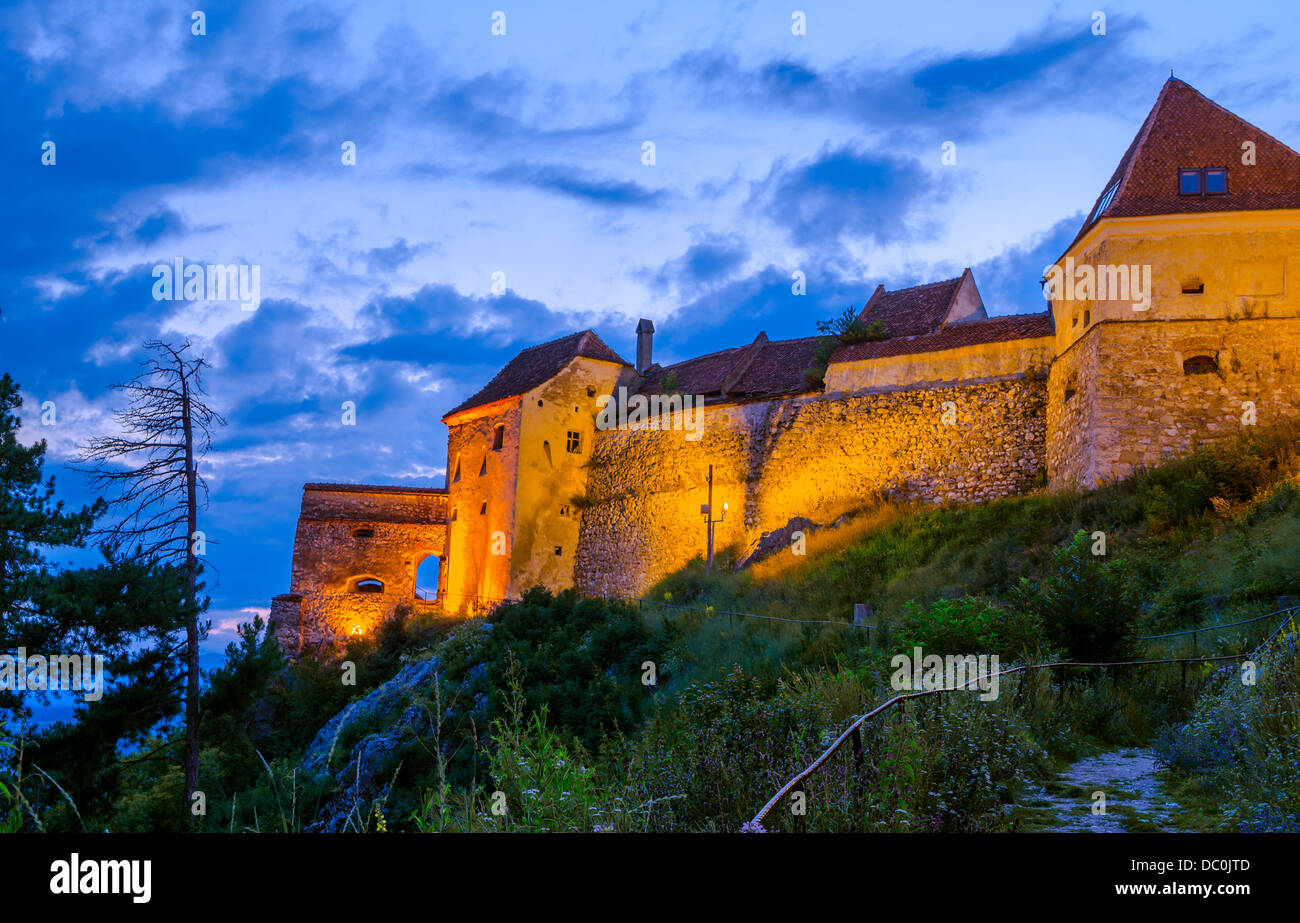 Notte-vista della fortezza medievale di Rasnov, Transilvania Foto Stock
