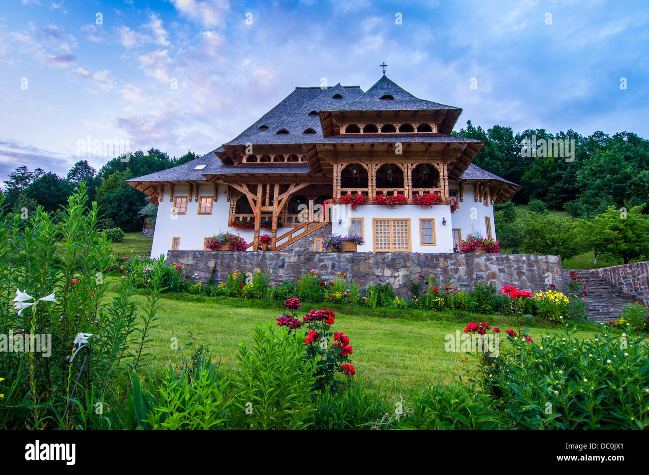 Edifici in legno a Barsana Monastero Complesso ,Maramures regione, la parte settentrionale del paese,fatta dal legno Legname Foto Stock