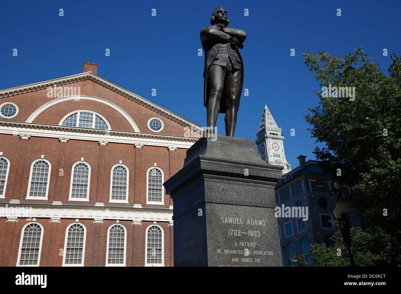 Statua di Samuel Adams nella parte anteriore del Faneuil Hall sul Freedom Trail, Boston, Massachusetts Foto Stock