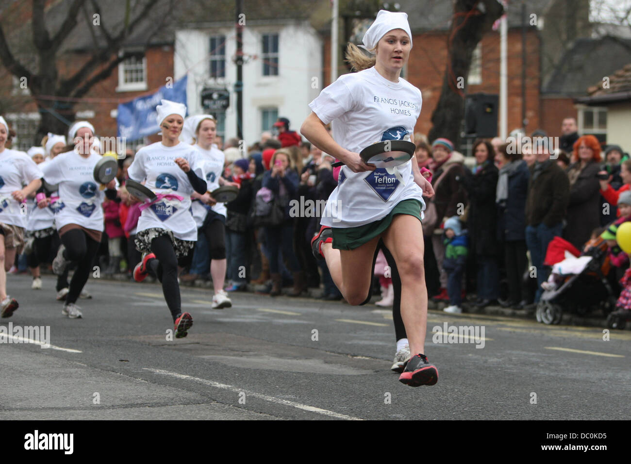 OLNEY PANCAKE RACE,la più antica gara di frittella dolce nel mondo. Foto Stock