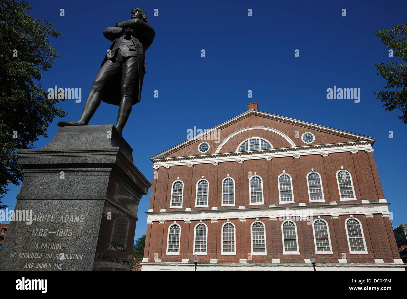 Statua di Samuel Adams nella parte anteriore del Faneuil Hall sul Freedom Trail, Boston, Massachusetts Foto Stock