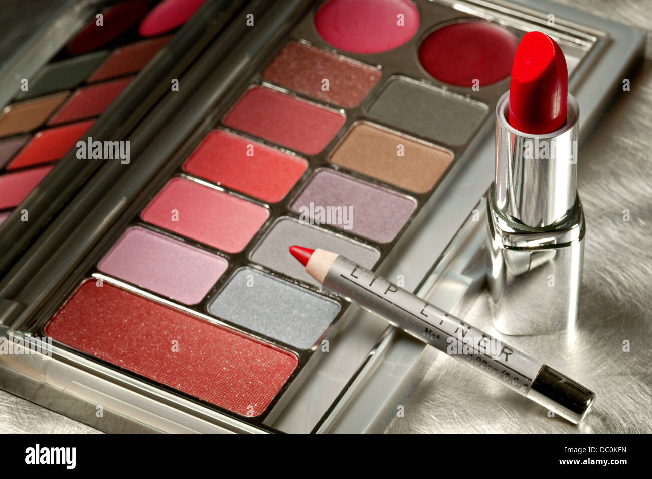 MAKE UP KIT rossetto labbro matita occhio ombre Foto Stock