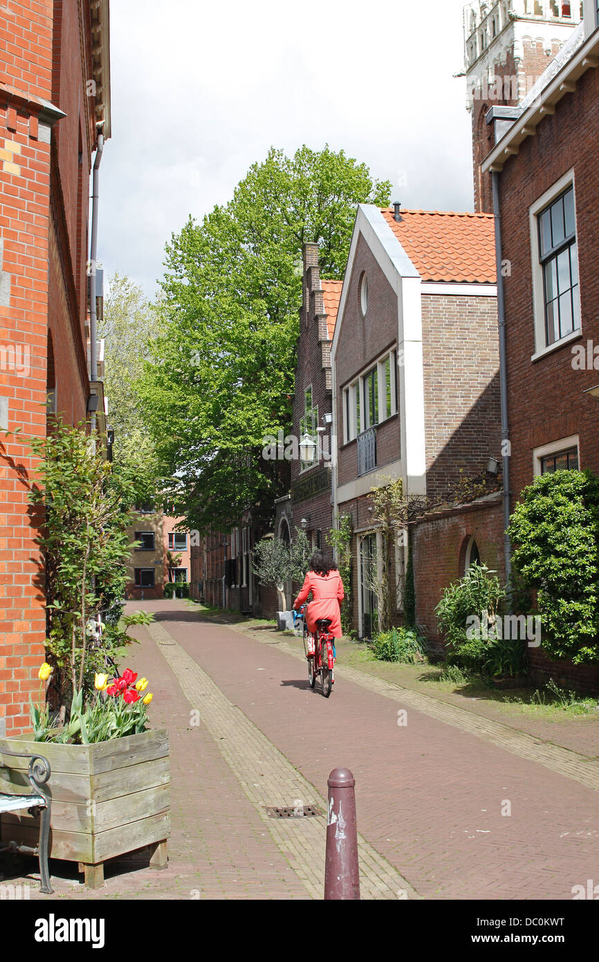 Haarlem Paesi Bassi Europa bike rider in centro città Foto Stock