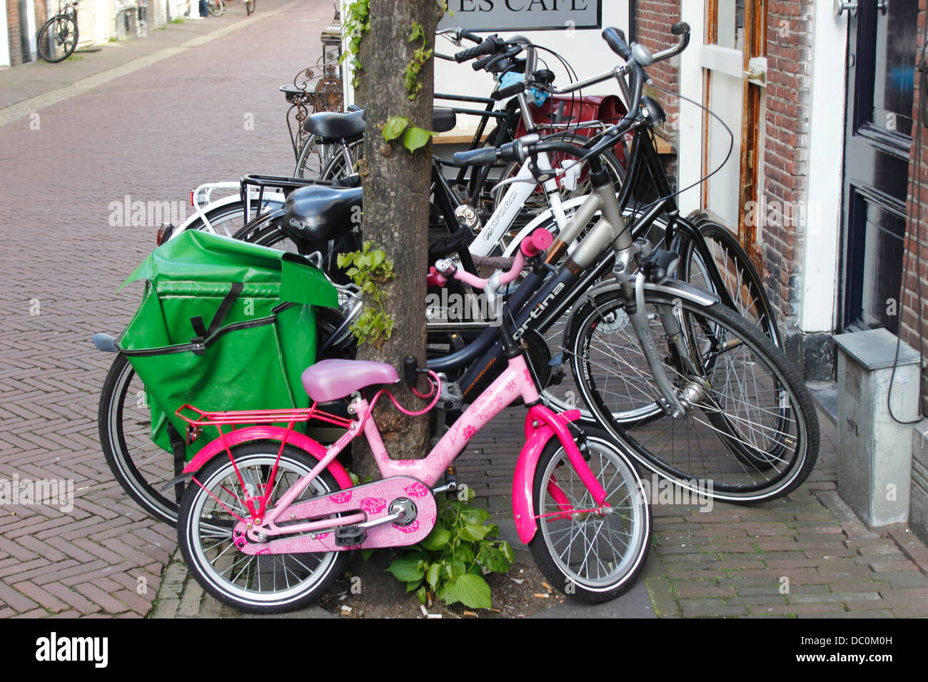 Haarlem Paesi Bassi Europa biciclette in strada al di fuori di negozi Foto Stock