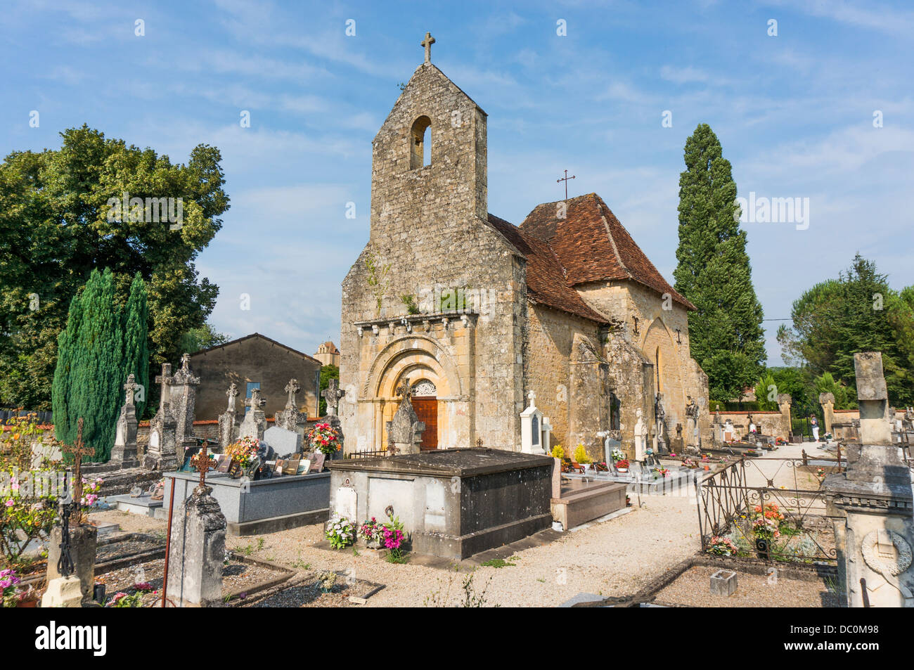 Centro storico di Saint Hilaire cappella e cimitero nel villaggio di Trémolat, nel dipartimento di Dordogna, Nouvelle-Aquitaine nel sud-ovest della Francia, l'Europa. Foto Stock