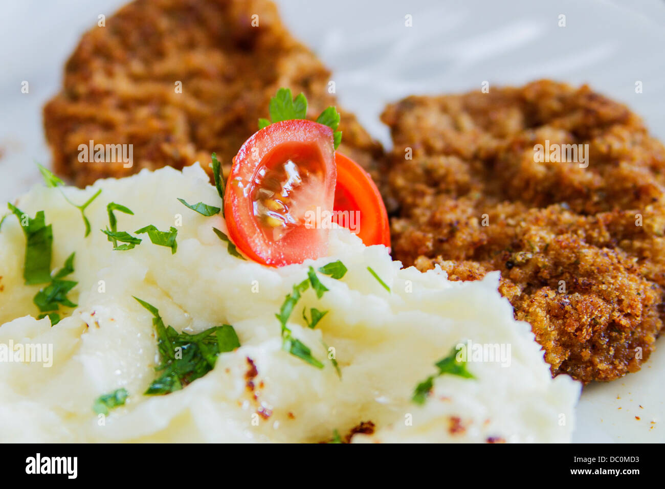 La Wiener Schnitzel con purè di patate Foto Stock