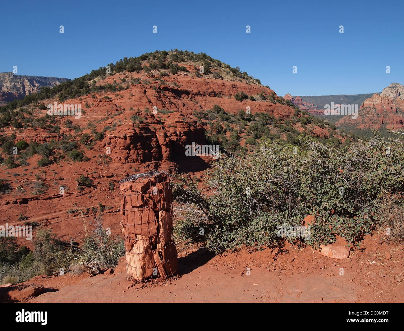 Trailmarker e uno splendido scenario in cima all Aeroporto Mesa a Sedona, in Arizona, Stati Uniti, America Foto Stock