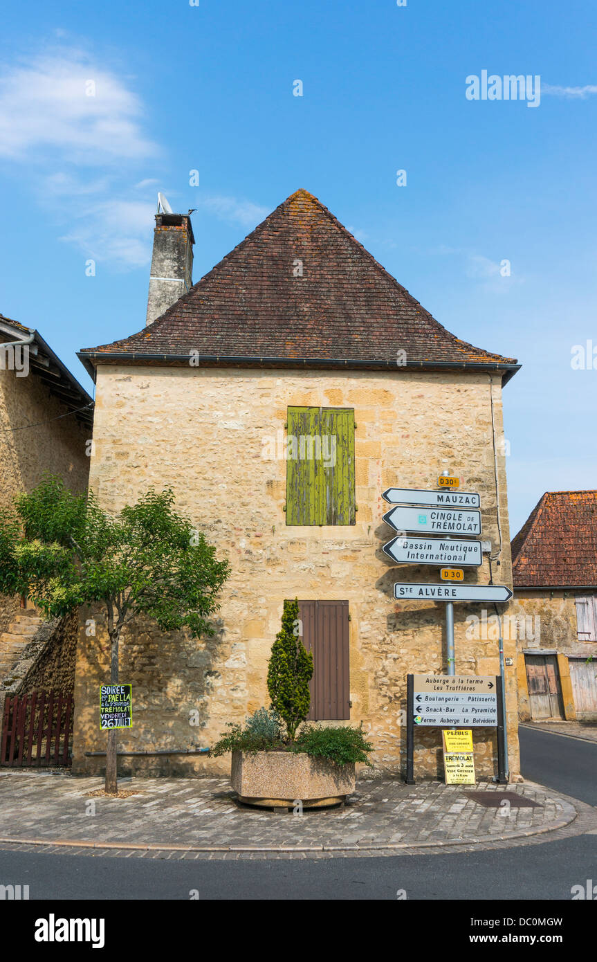 House e la segnaletica nel villaggio di Trémolat, un comune nel dipartimento di Dordogna in Nouvelle-Aquitaine nel sud-ovest della Francia, l'Europa. Foto Stock