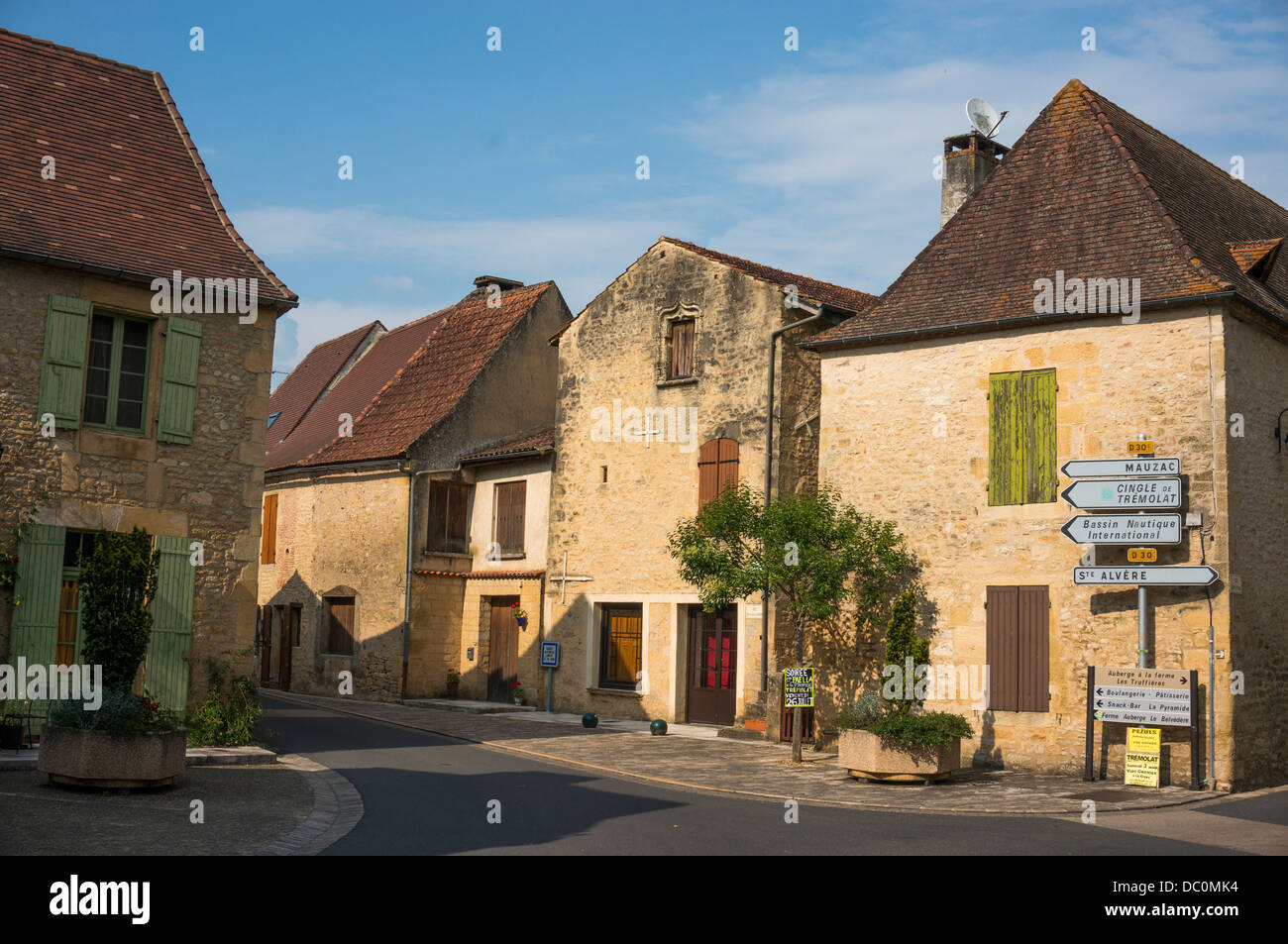 Belle vecchie case di pietra nel soleggiato paesino di Trémolat, un comune nel dipartimento di Dordogna in Nouvelle-Aquitaine nel sud-ovest della Francia, l'Europa. Foto Stock