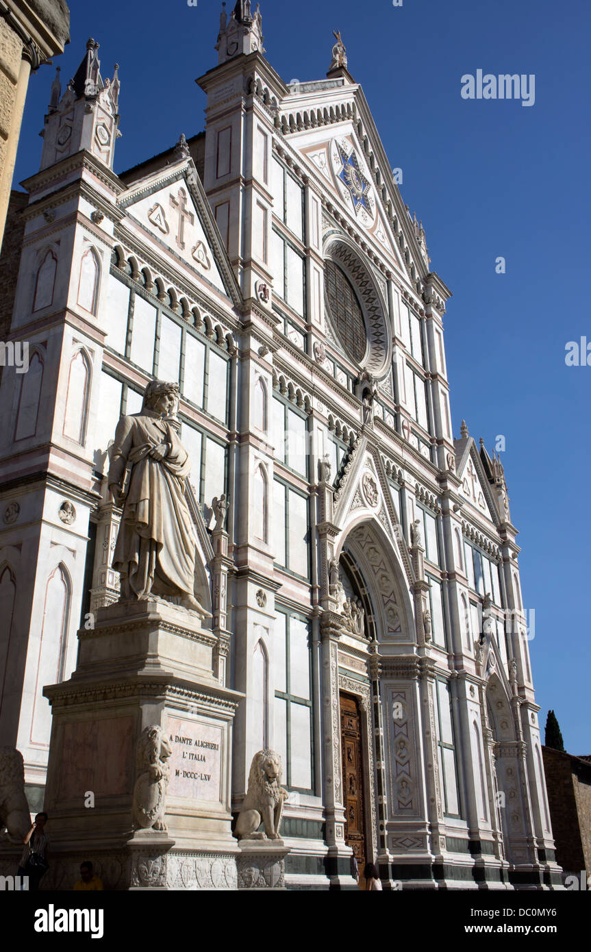 Statua di Dante di fronte alla facciata gotica della basilica di Santa Croce). Foto Stock