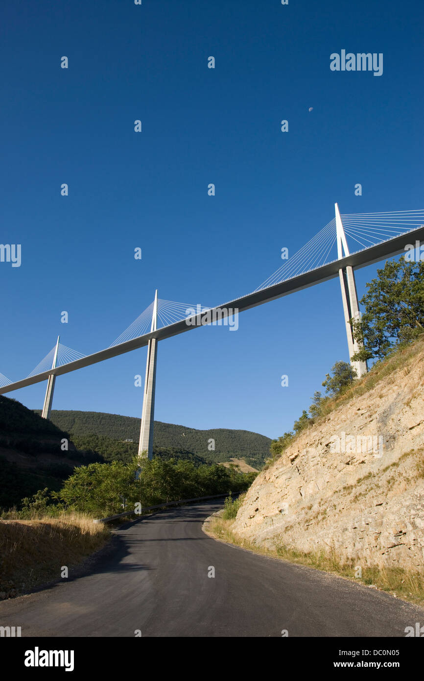 Piccola strada sotto il viadotto de Millau (©Norman Foster / Michel Virlogeux 2004) Autoroute 75 LA MERIDIEE massiccio centrale AVEYRON FRAN Foto Stock