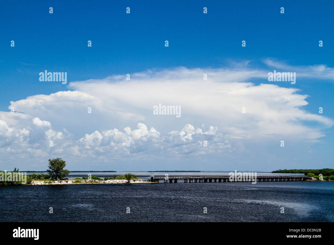 Forte temporale su Fort Myers FL, preso dal Boca Grande Causeway Foto Stock