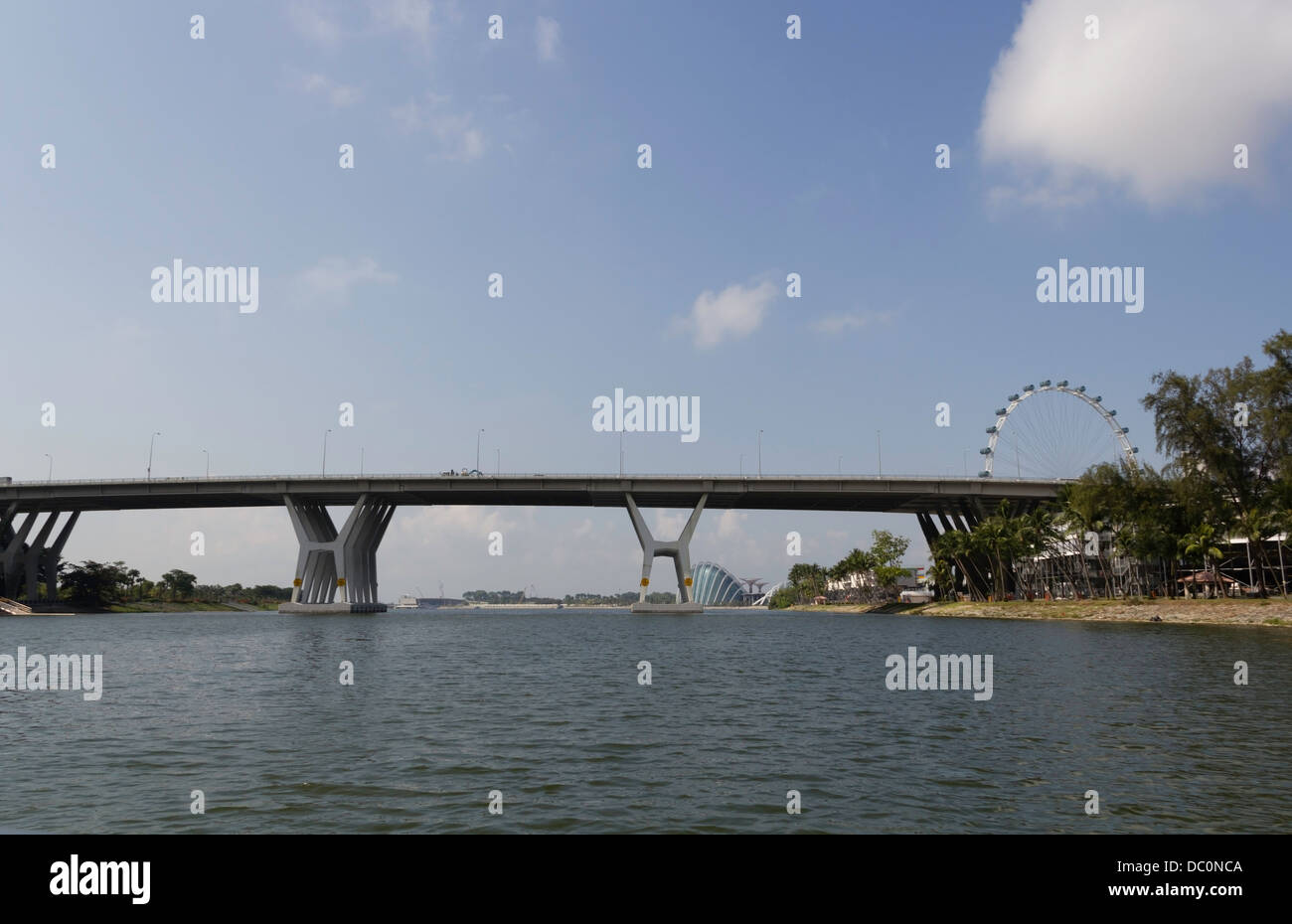 Span del Benjamin Sheares Bridge a Singapore e la ruota del Singapore Flyer. Una vista dal serbatoio di acqua al di sotto di ponte. Foto Stock