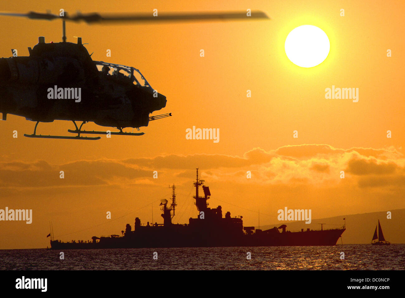 USMC AH-1 SEA COBRA elicottero volando al tramonto Foto Stock