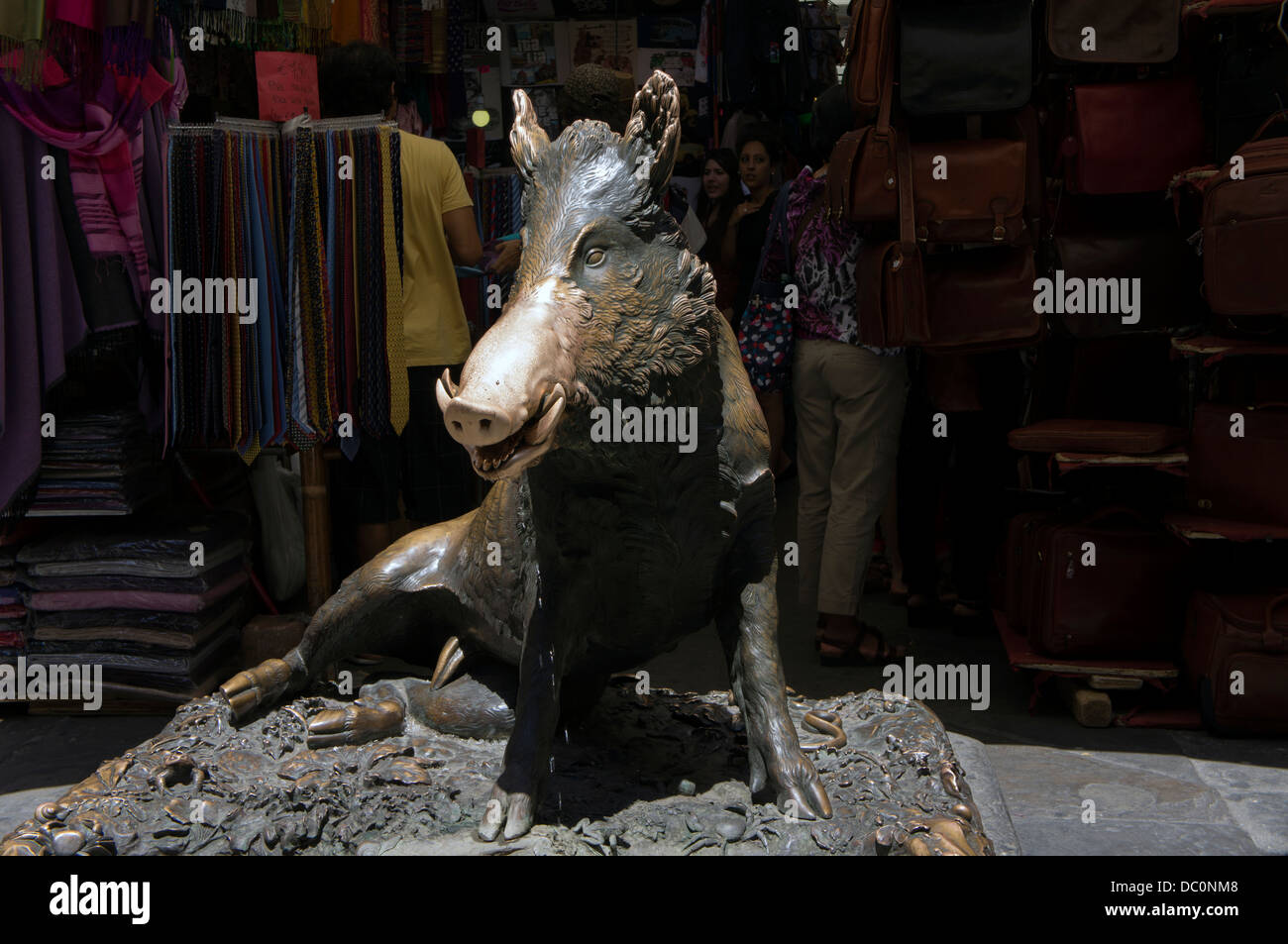 Scultura in bronzo raffigurante un cinghiale. Questa figura è rappresentativo di questa popolare mercato fiorentino. Foto Stock