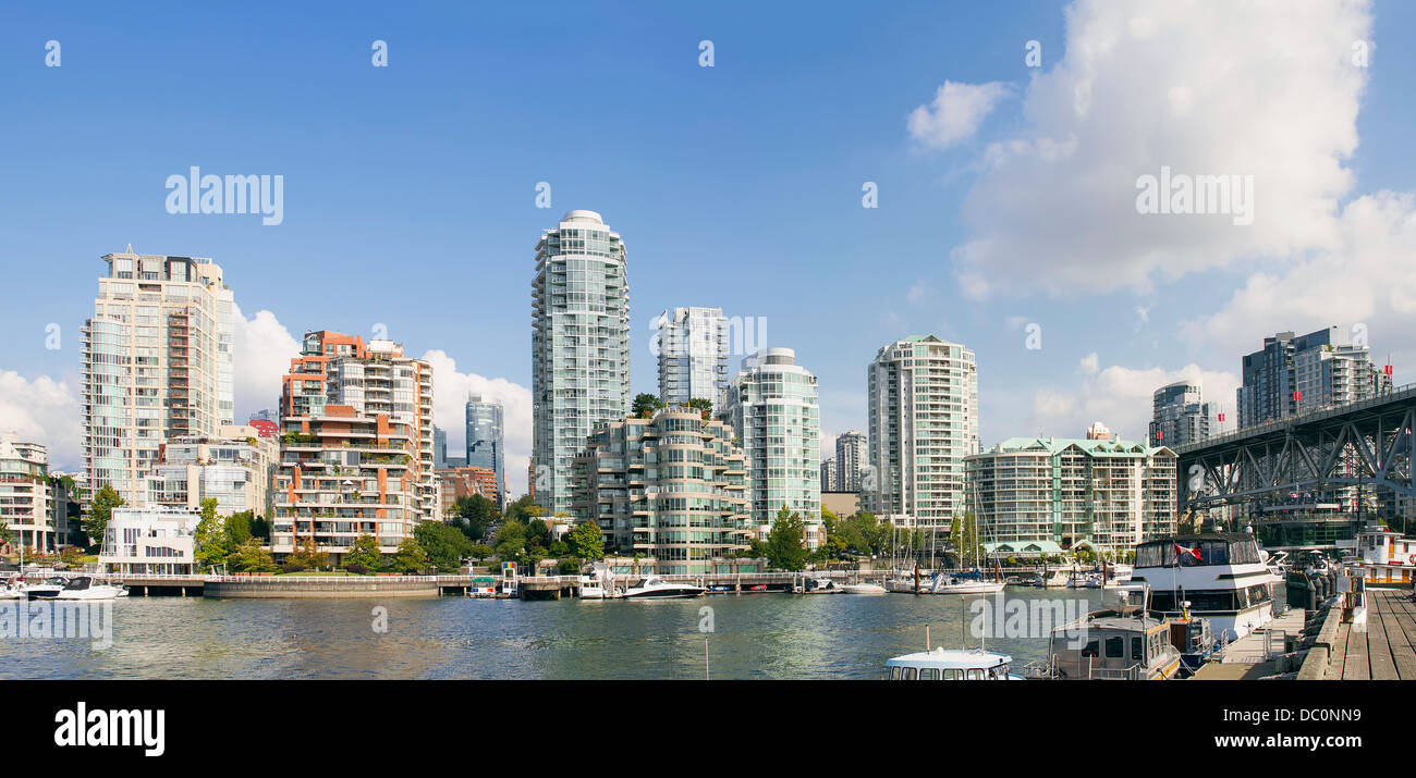 Condominio fronte mare con vita marina da Granville Island Bridge in Vancouver BC Canada Panorama Foto Stock