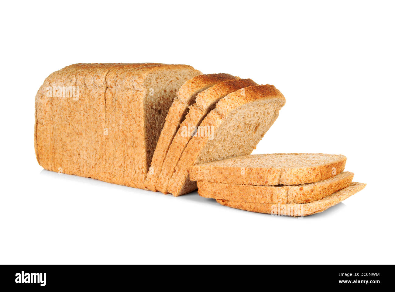 Tutto il frumento a fette di pane su sfondo bianco Foto Stock