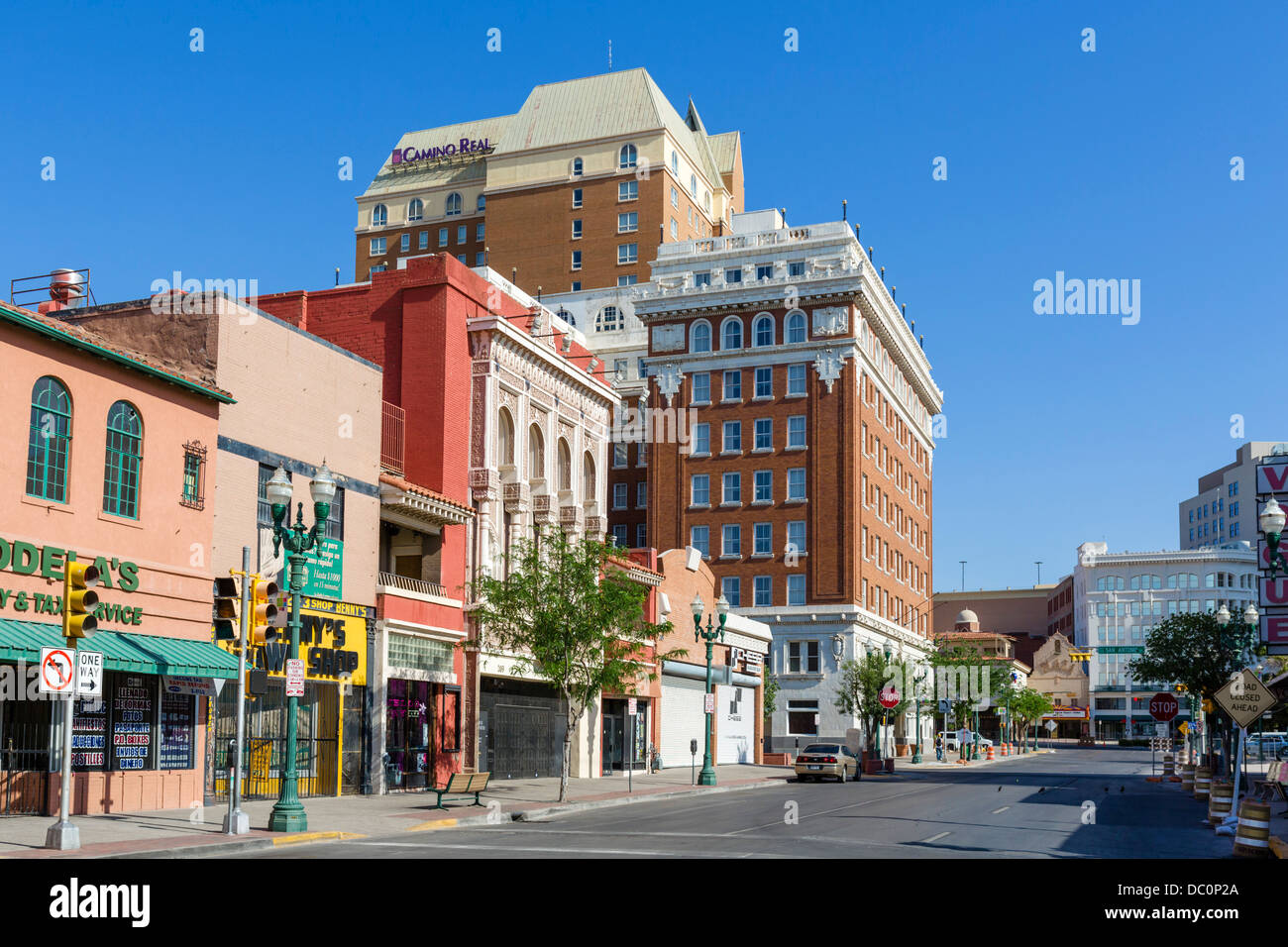 A sud di El Paso strada guardando verso il Camino Real Hotel, centro di El Paso, Texas, Stati Uniti d'America Foto Stock