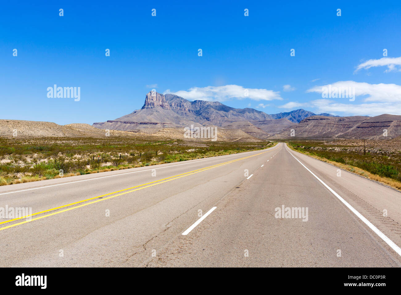 Noi 180 / US 62 est di El Paso guardando verso il Parco Nazionale delle Montagne Guadalupe, Texas, Stati Uniti d'America Foto Stock