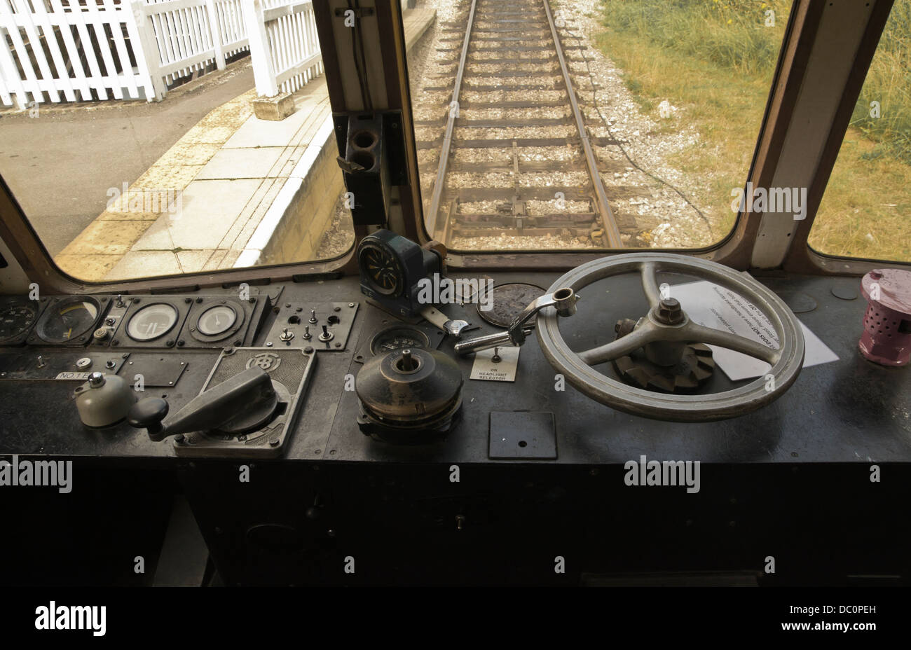 Controlli all'interno della cabina di un treno diesel a Wirksworth Peak District Derbyshire Foto Stock