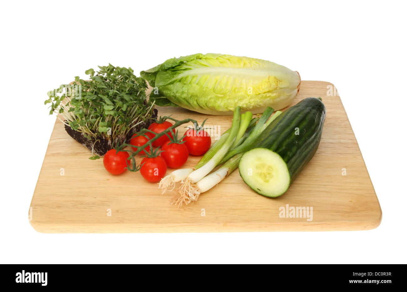 Ingredienti per insalata su una tavola di legno isolata contro uno sfondo bianco Foto Stock