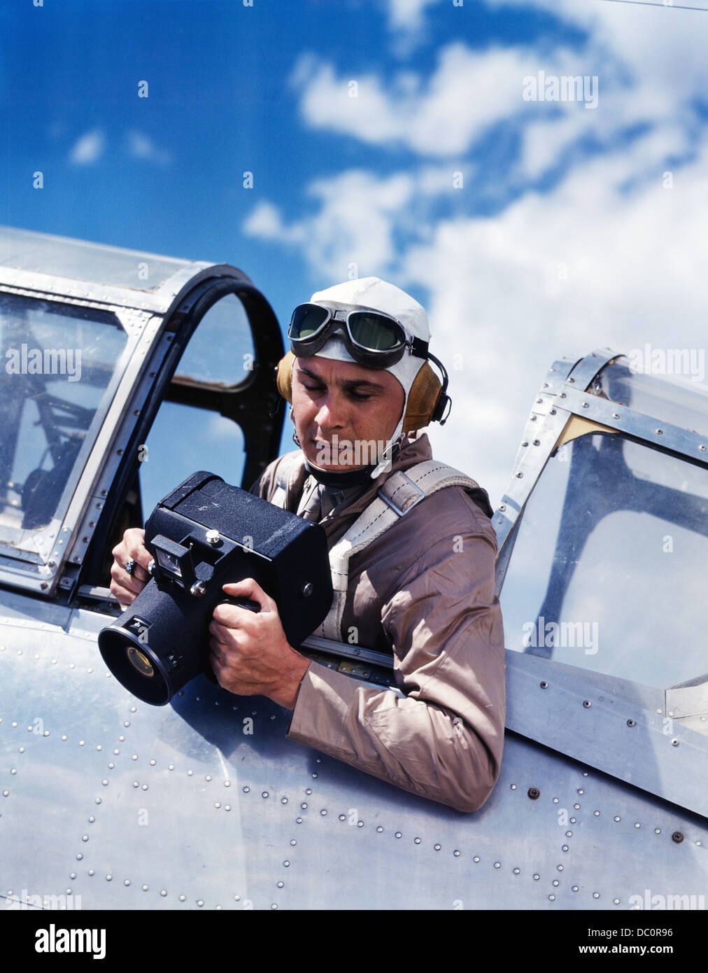 Uomo cappuccio pilota e occhiali moto stile vintage Foto stock - Alamy