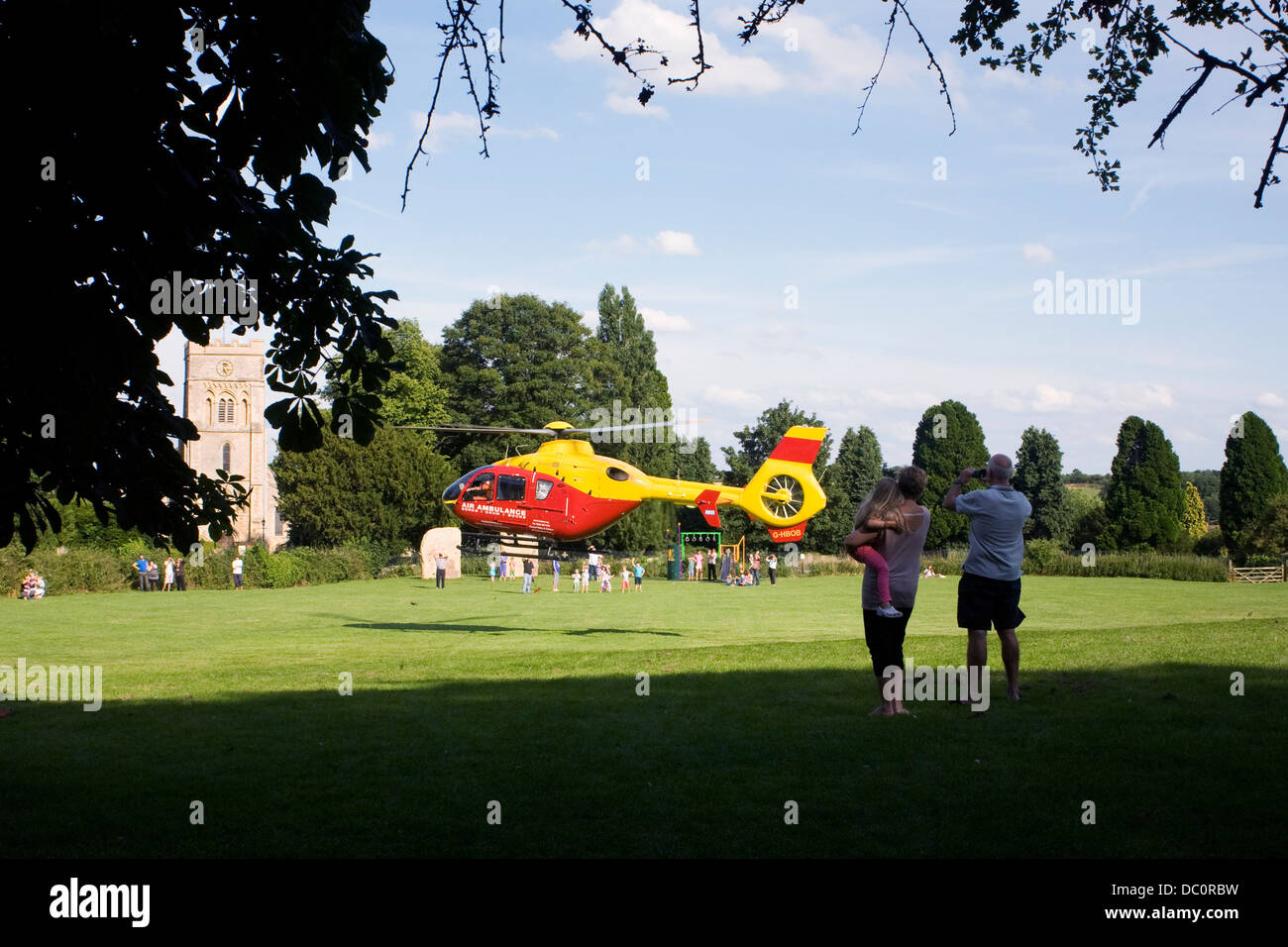 Berks, Oxon e Bucks Air Ambulance decollare da un parco comunale. Foto Stock