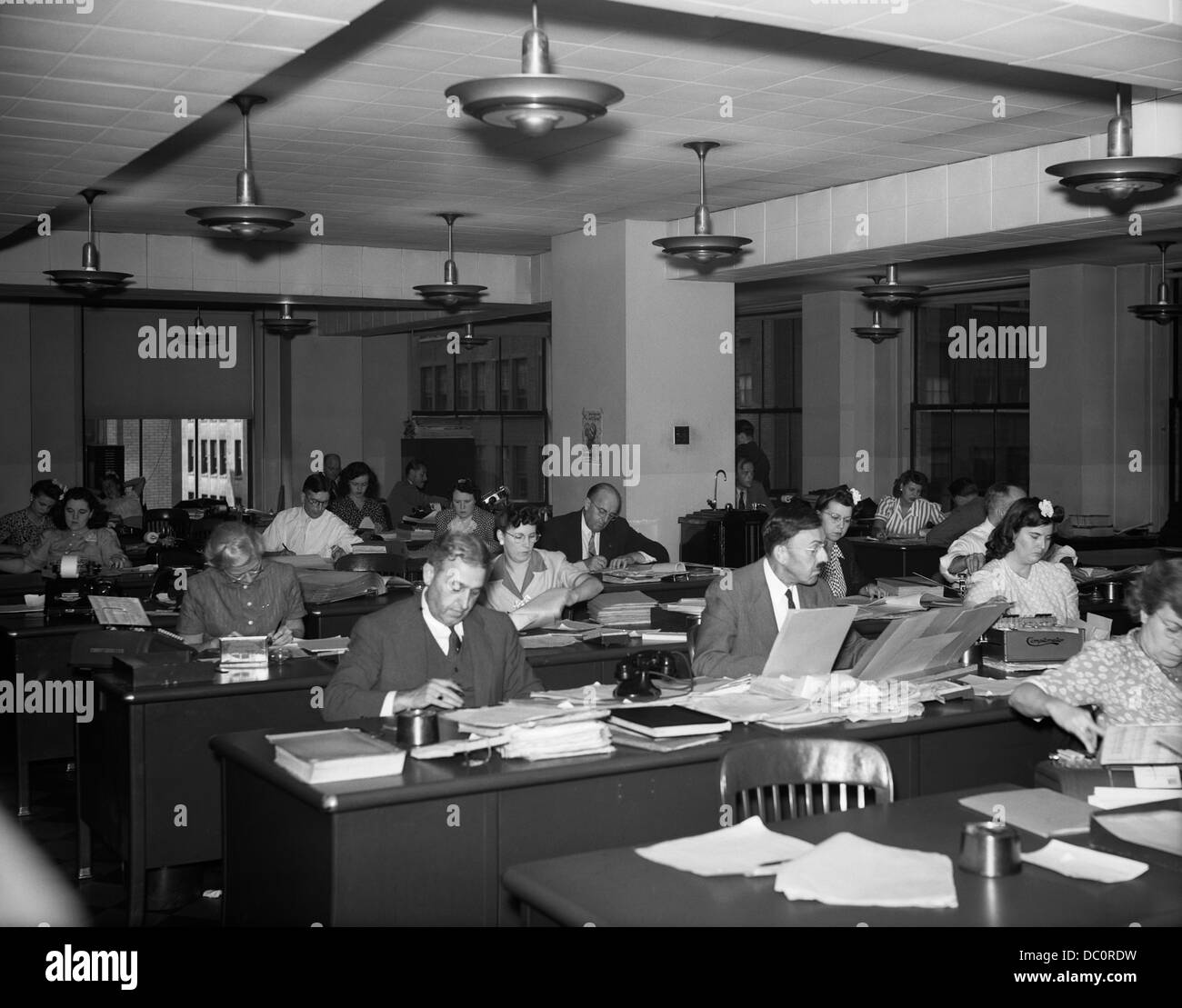1940s interno ufficio BUSINESS UOMINI DONNE scrivanie ufficio contabilità quartier generale Foto Stock