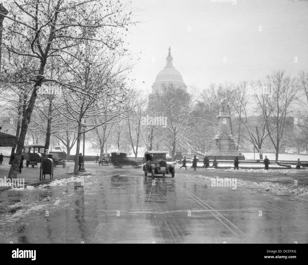 1920s 1930 il Capitol Building e vecchia auto TRAFFICO IN INVERNO A WASHINGTON DC USA Foto Stock