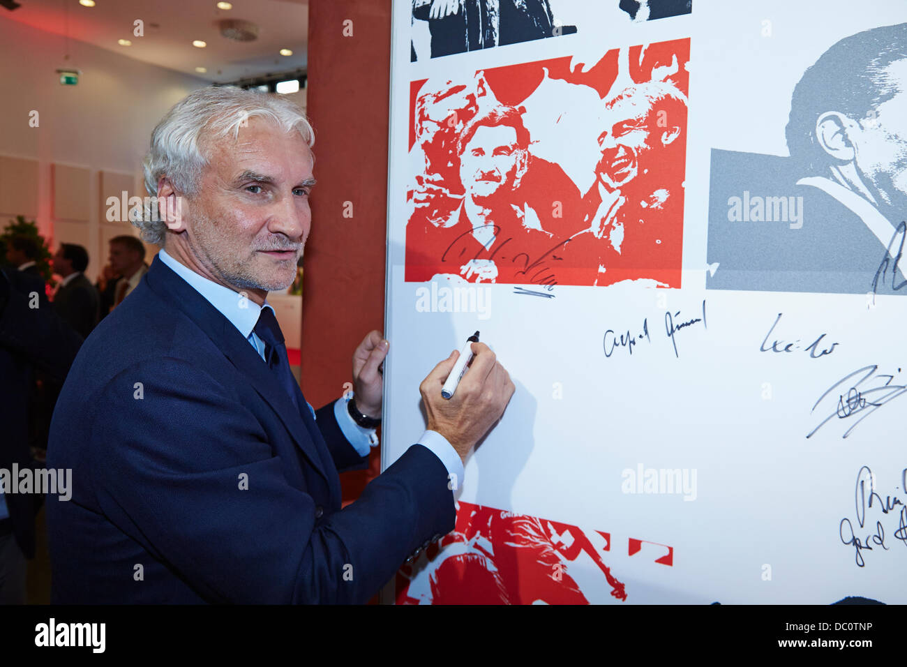 Berlino, Germania. 06 Agosto, 2013.Rudi Voeller - Direttore Sportivo, Bayer 04 Leverkusen - sul tappeto rosso alla celebrazione del DFB e DFL sul 50° anniversario della Bundesliga tedesca Foundation a Berlino. Credito: Reynaldo Chaib Paganelli/Alamy Live News Foto Stock