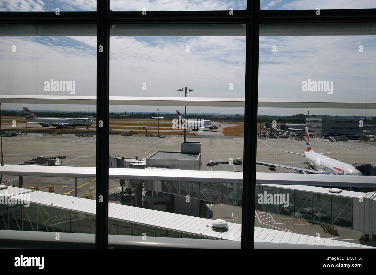 Vista la rampa e rullaggio aeroplani da Londra Heathrow Terminal 5 Foto Stock