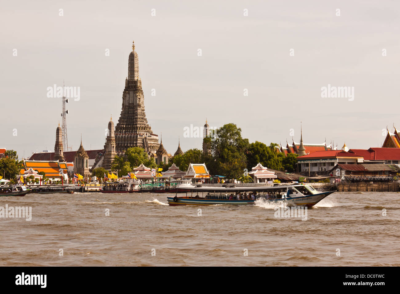 Pagoda di fronte fiume in Thailandia Foto Stock