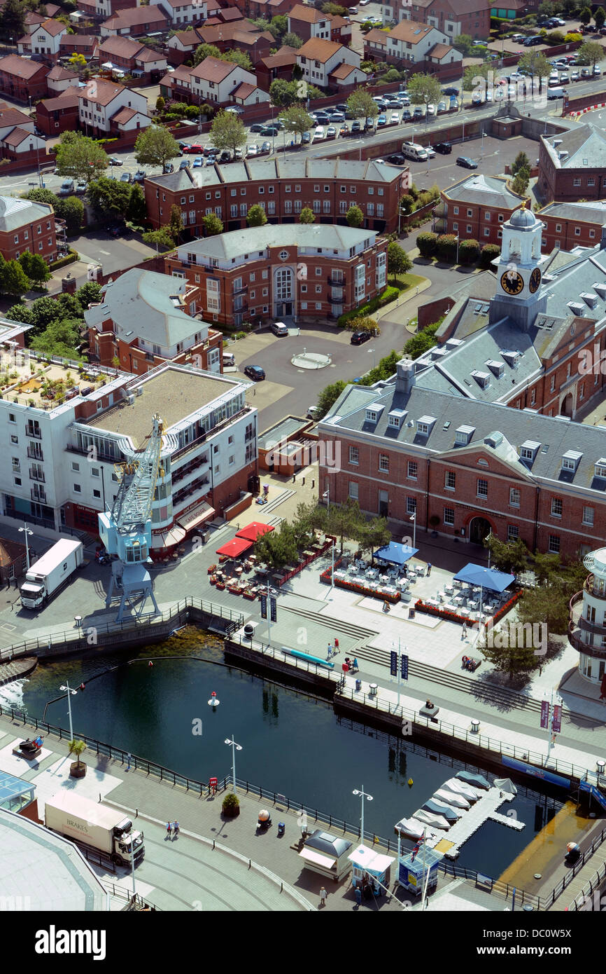 Una veduta aerea di diners / ai visitatori di Gunwharf Quays dall'Historic Dockyard, Portsmouth Porto, Hampshire, Inghilterra. Foto Stock