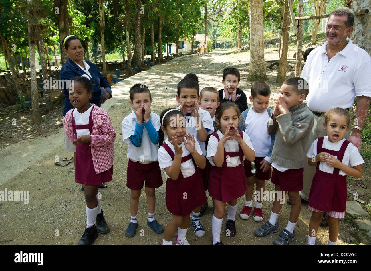 Las Terrazas piccola scuola bambini cantano per gruppo di tour Foto Stock