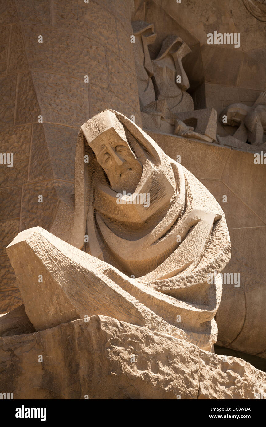 La scultura è la negazione di San Pietro alla Sagrada Familia Foto Stock
