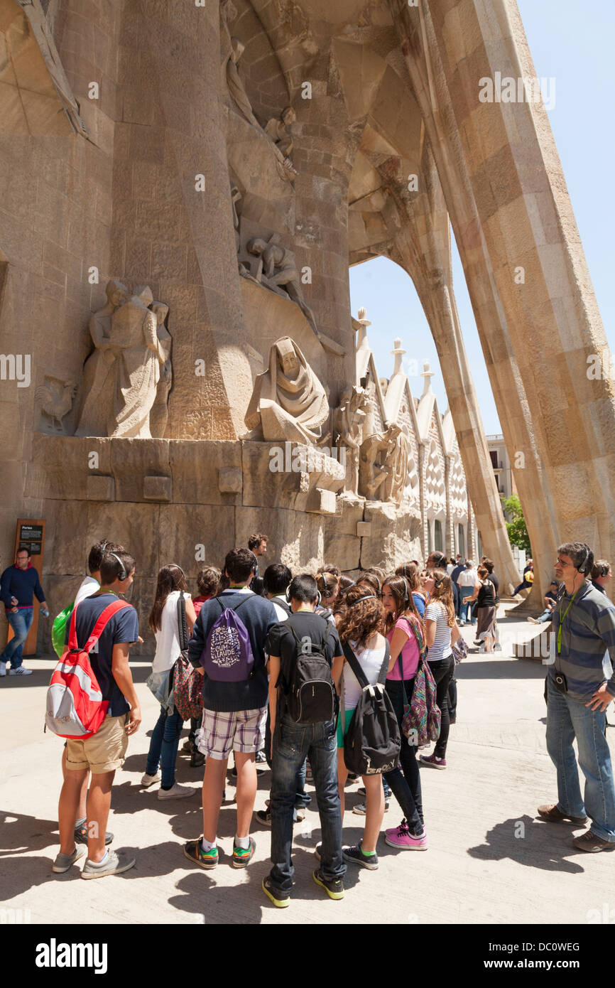 La folla di turisti al di fuori la Sagrada Familia a Barcellona Foto Stock