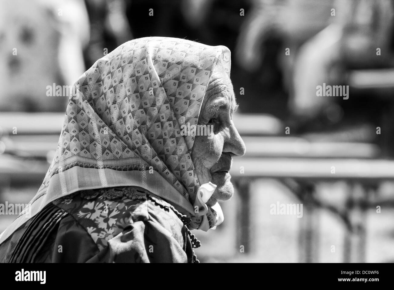 Ritratto di donna vecchia sulla celebrazione del villaggio Foto Stock