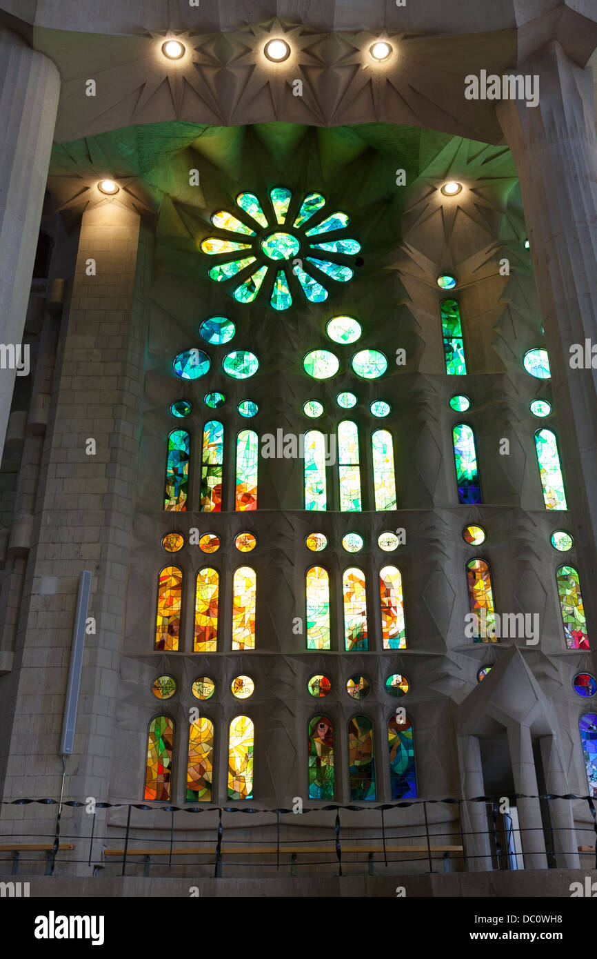 Le finestre di vetro macchiate in La Sagrada Familia a Barcellona Foto Stock