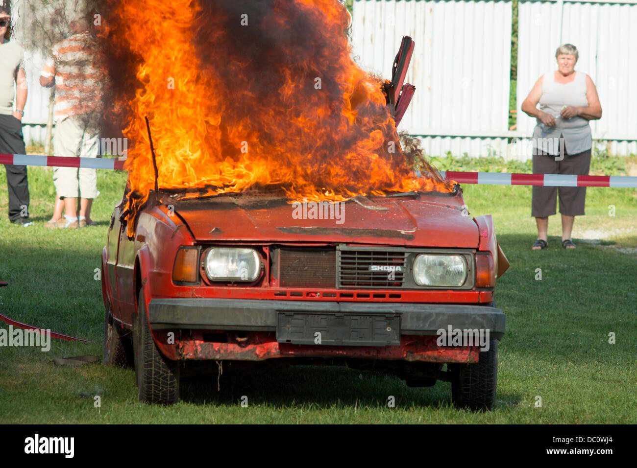 Auto in fiamme Foto Stock