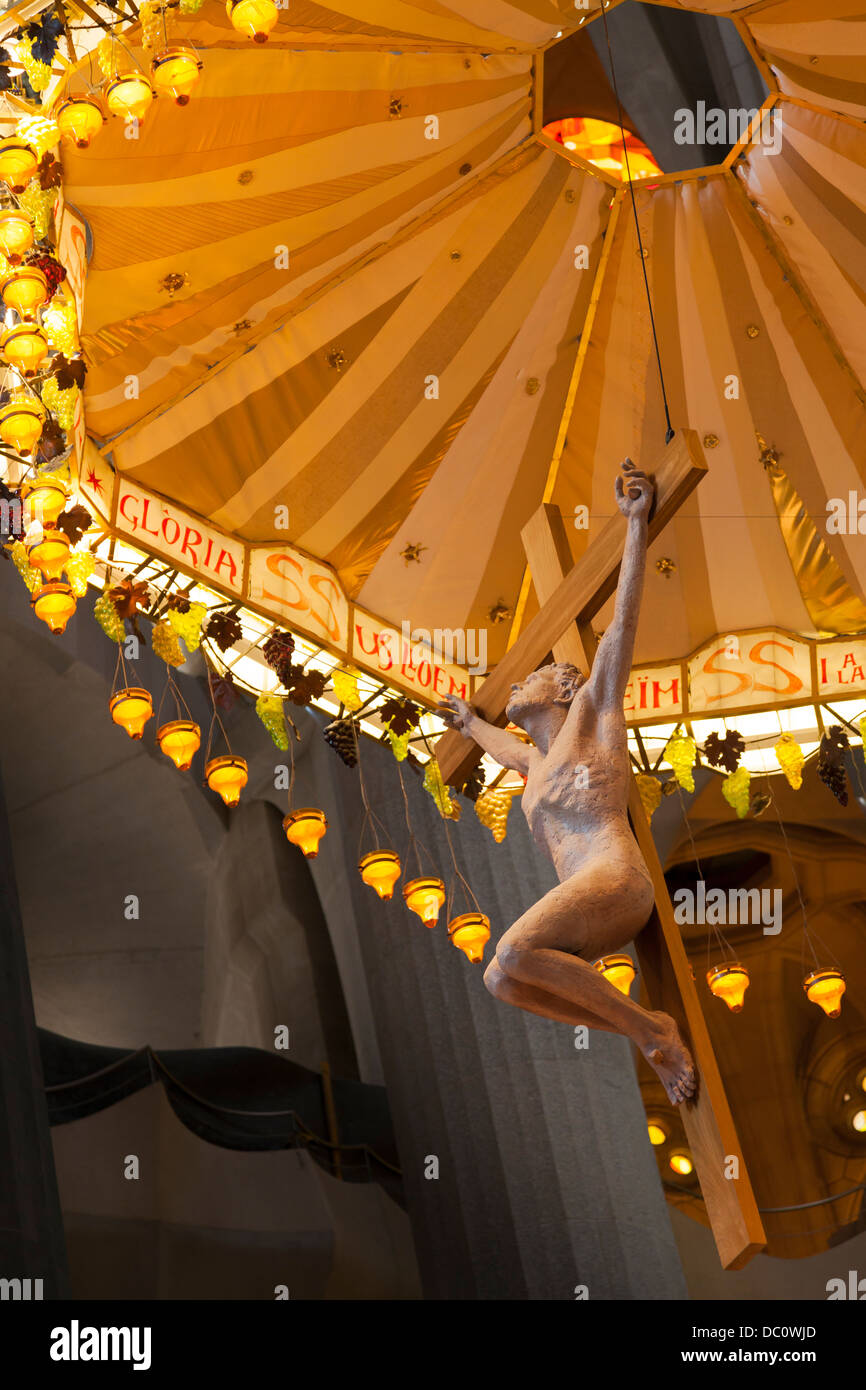 Tettoia e scultura di Cristo sulla croce sopra l'altare La Sagrada Familia Foto Stock