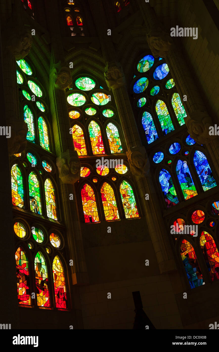 Le finestre di vetro macchiate in La Sagrada Familia a Barcellona Foto Stock