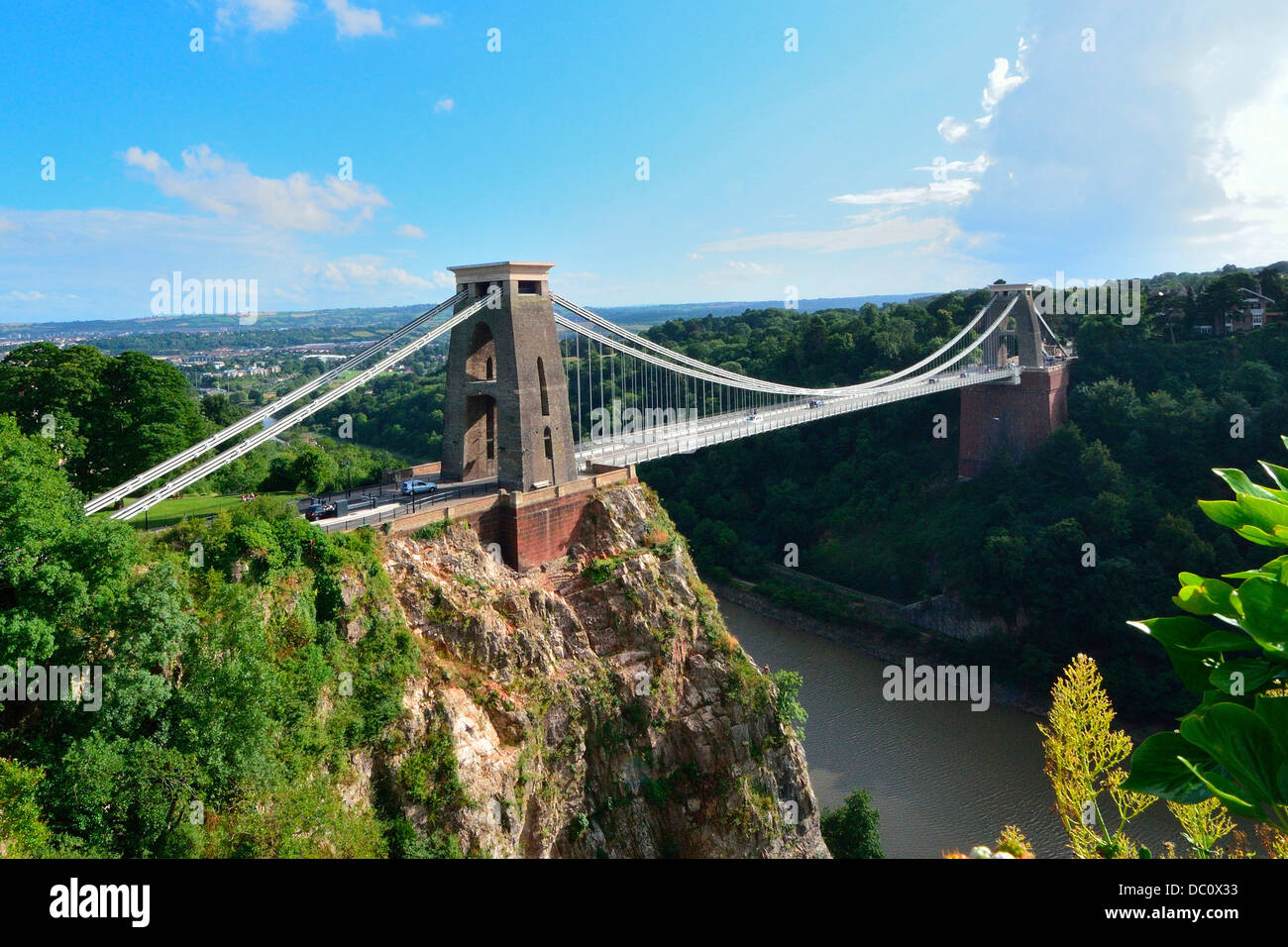 Il ponte sospeso di Clifton Bristol Inghilterra uk Sunshine giornata di sole foglie verdi e blu cielo Foto Stock