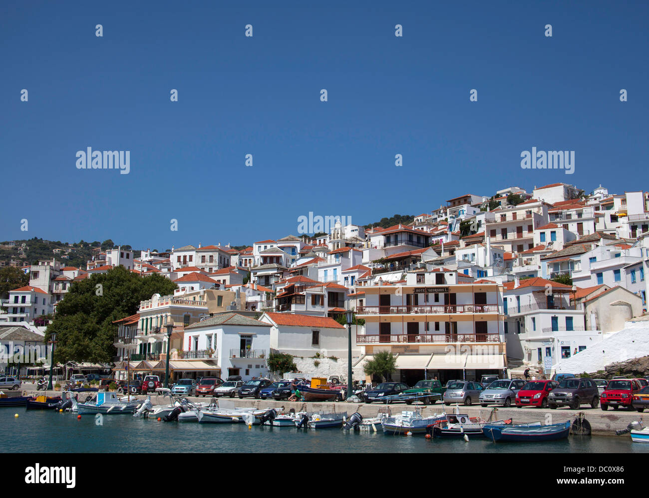 Città di Skopelos e dal porto in estate Foto Stock