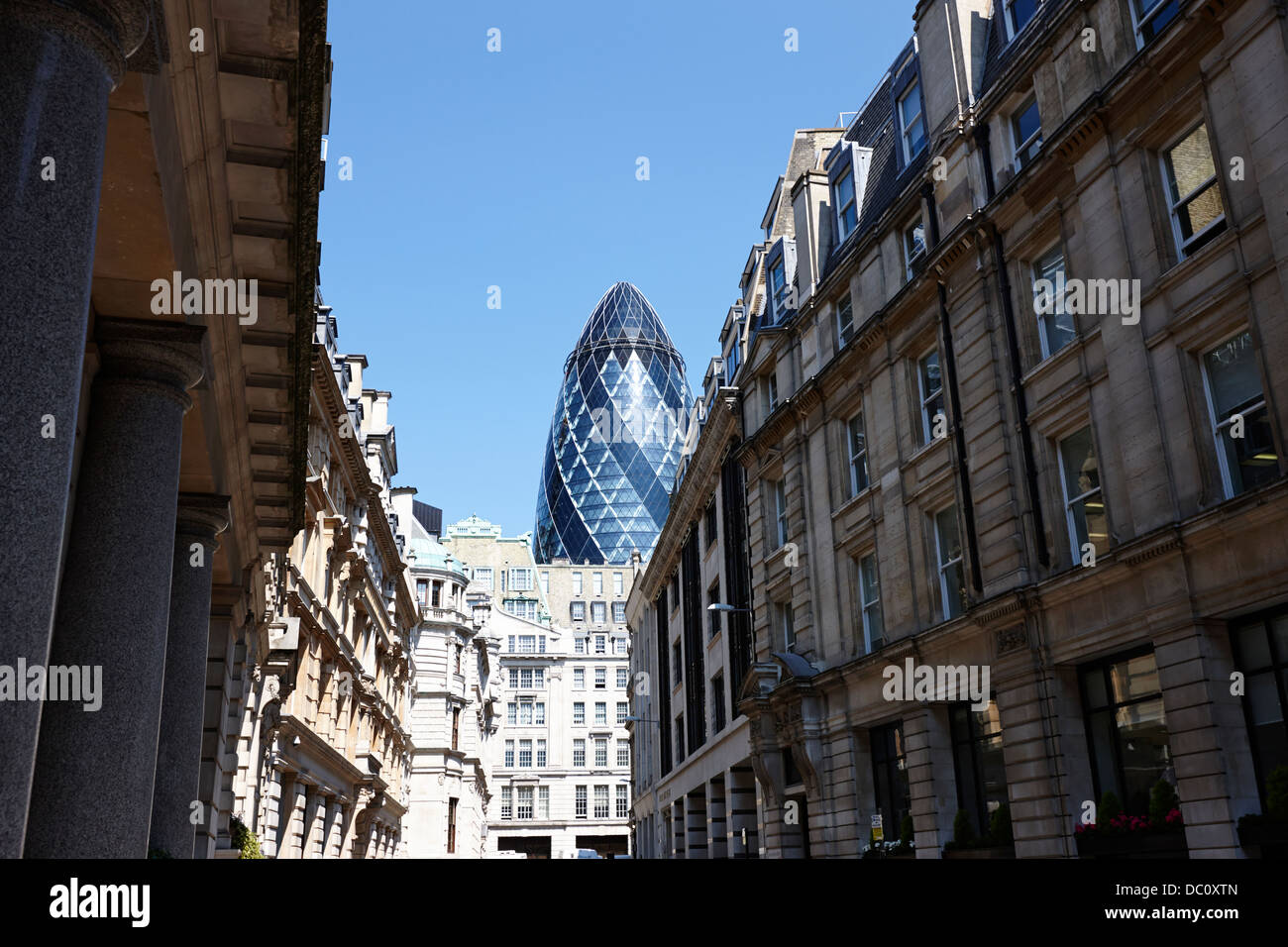 Guardando lungo la Lloyds avenue verso il Gherkin city di Londra Inghilterra Regno Unito Foto Stock