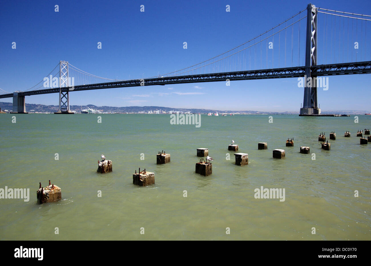 San Francisco-Oakland Bay Bridge come si vede dal Embarcadero - San Francisco, USA Foto Stock