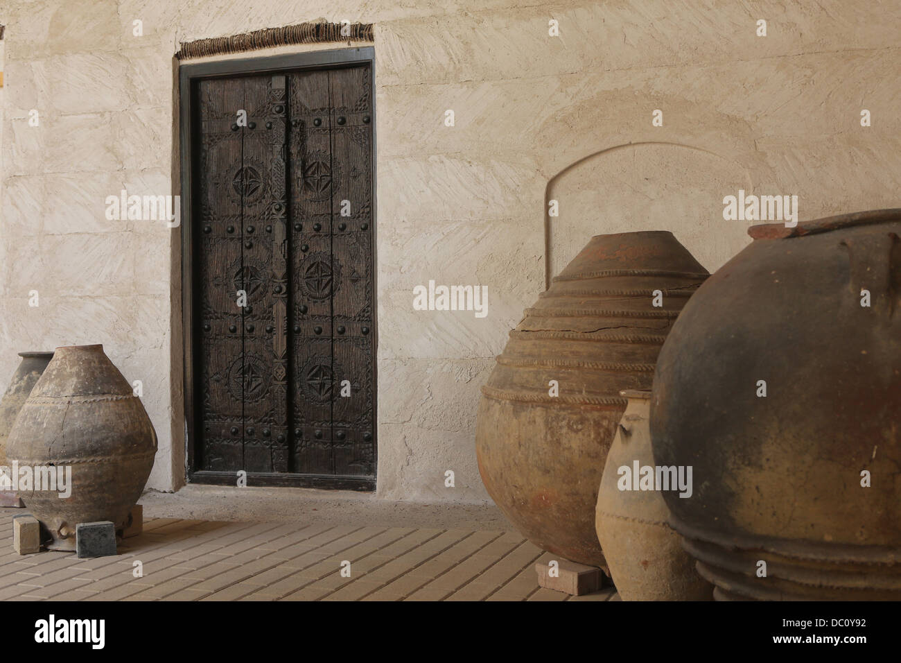 Urne di terracotta sul display nel cortile del Museo Nazionale di Ras al-Khaimah Emirati Arabi Uniti. Foto Stock