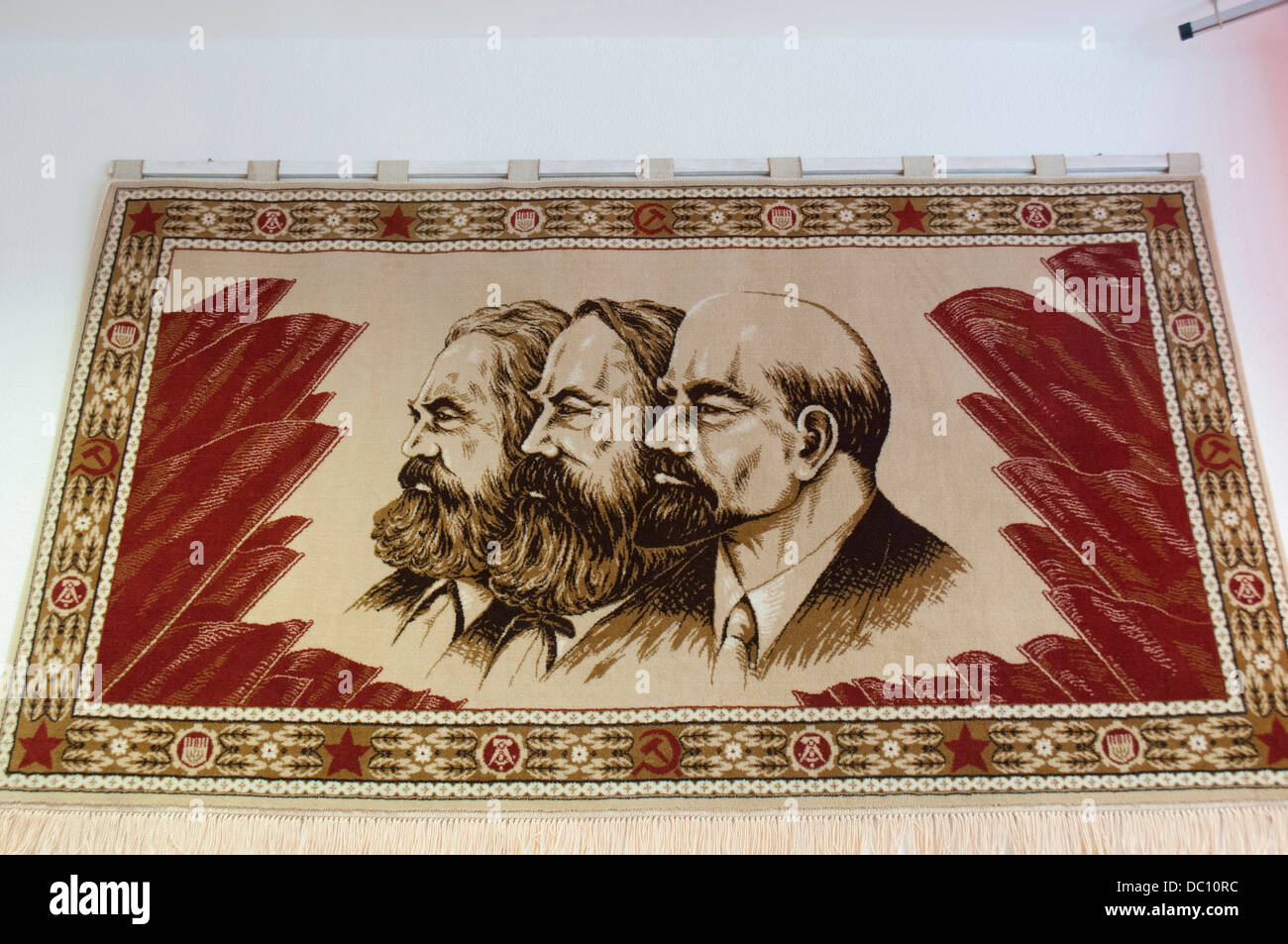 Germania Berlino. Lichtenberg. Stasi Museum. Per il montaggio a parete raffiguranti Marx, Engels e Lenin. Foto Stock