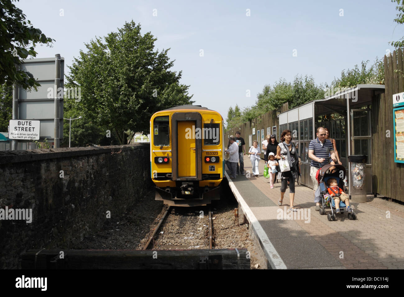 Treno a carrozza singola che serve la navetta della baia di Cardiff linea di servizio passeggeri, Galles UK Foto Stock