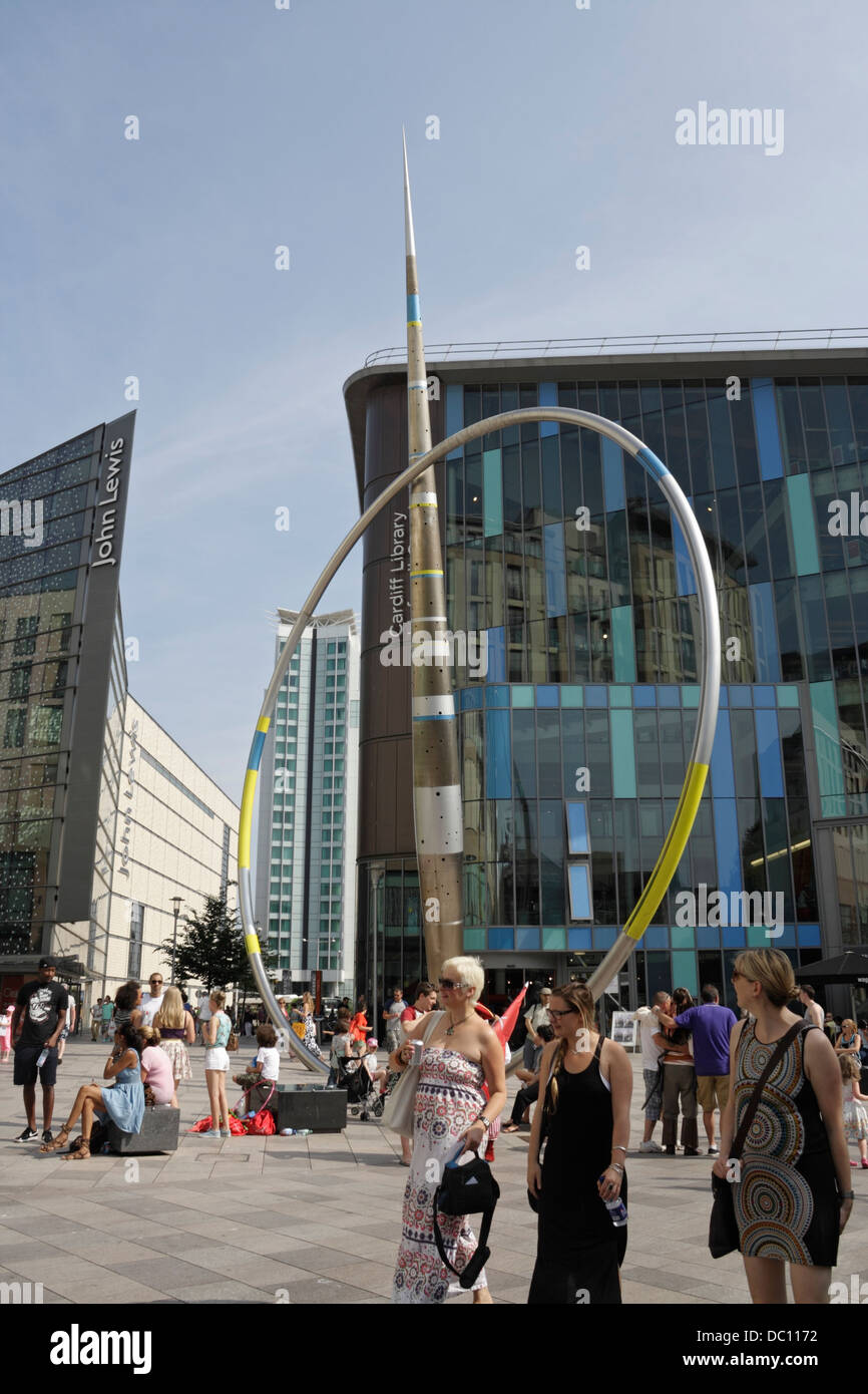 Gli amanti dello shopping camminano sull'Hayes nel centro di Cardiff, Galles, con la scultura metallica Alliance, strada pedonale pedonale libera dal traffico Foto Stock